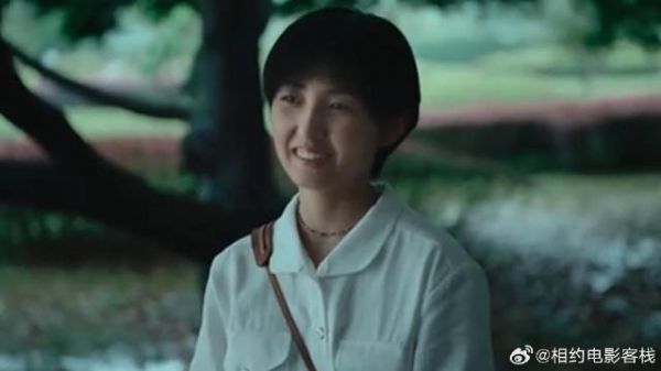 姑娘一直瞧不起舅舅,看他也来到墓地,立马改变想法