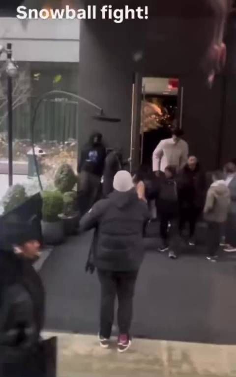 索汗和文班在雪地里玩得不亦乐乎,一个躲起来丢雪球,真是太有趣了,哈哈