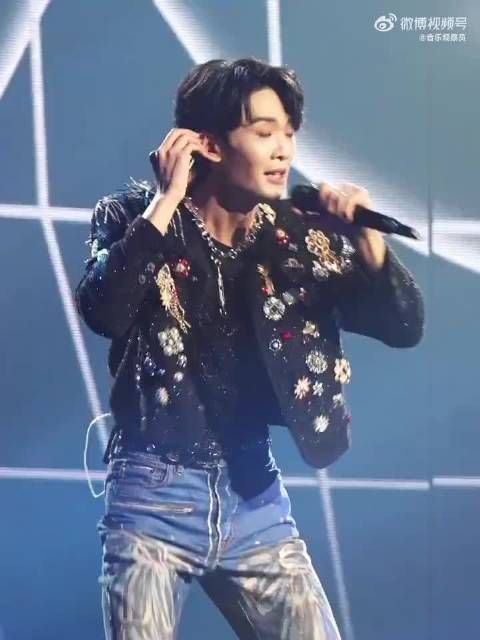 王赫野《不如回家喝自来水》 “阳光呐多明媚，而我在烂泥堆” 你融入了世俗…