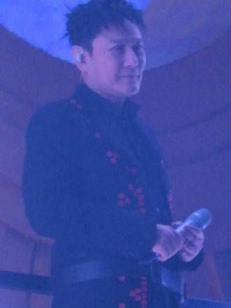 又捕捉到哲哲解带子的画面,居然还看到了宠溺的笑容…