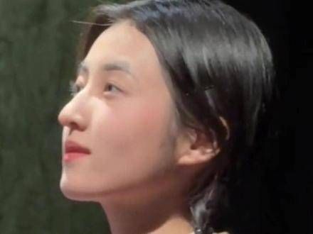 张子枫在北电的毕业大戏,宛如一个毛茸茸的水蜜桃,令人眼前一亮!