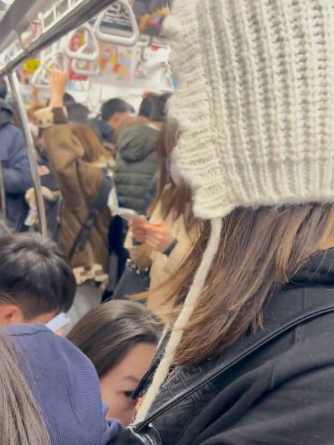 网友日本地铁偶遇蔡依林,握着同一个扶手,戴着白色的针织帽子,还给了签名…