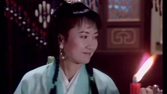 池中游弋着比目鱼,重温经典《新白娘子传奇》,陈美琪饰演的小青依旧令人难忘