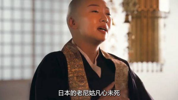老尼姑白天在寺庙上班,晚上就扮成顶级富婆,到酒吧疯狂的消费!