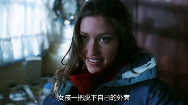 女孩刚脱光衣服跳进浴缸,就被雪人恶魔盯上,当场被活生生砸死!