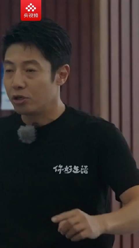 撒贝宁模仿朱迅跳舞,主打一个放飞自我
