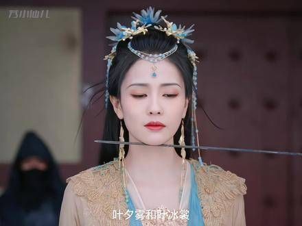澹台烬赌气选择了叶冰裳,叶夕雾用仙髓换取了他的邪骨,然后跳下了城墙