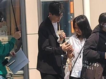 哈哈哈,在店门口就能看到,粉丝们是不是很羡慕我呢?