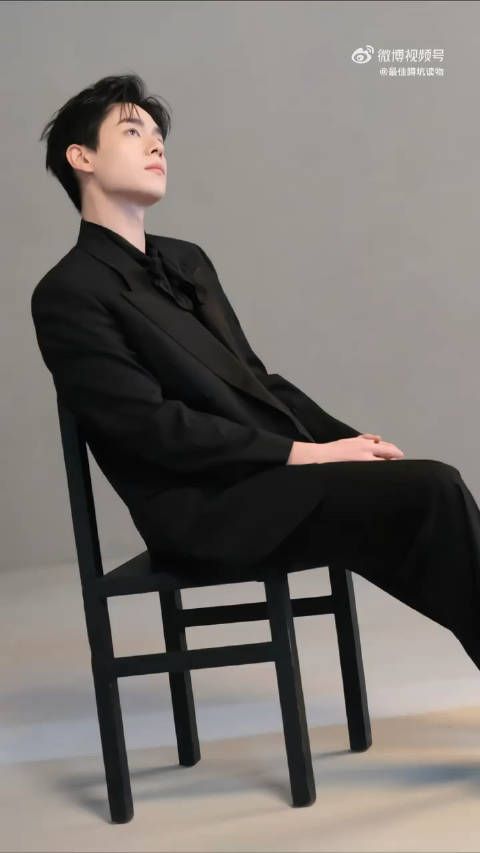 看胡一天往那儿一站不用刻意耍帅,那种浑然天成的高智精英范就扑面而来!