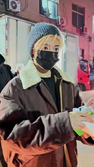 小侯今天又这么晚才下班,凌晨2:03才结束工作