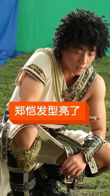 郑恺这个阿拉伯造型配上这个发型，有人喜欢吗？我真是忍不住了，小猎豹变身