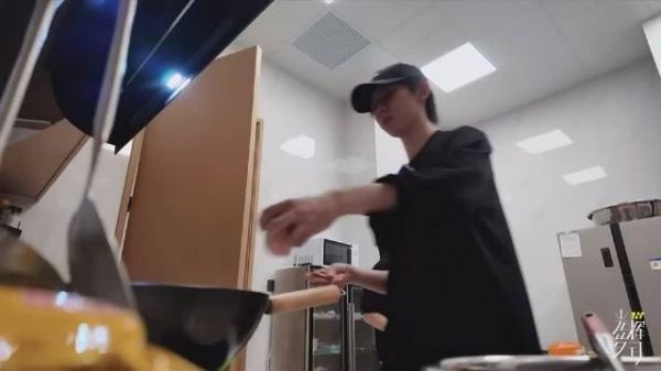 有点像我看的一个博主:给辛苦工作深夜回家的丈夫做晚饭