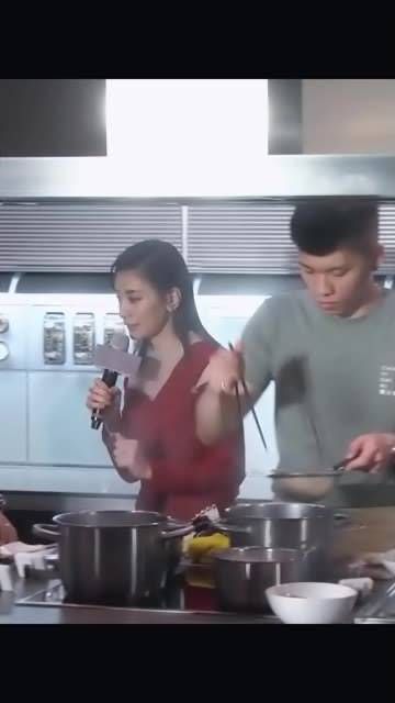 近50岁的贾静雯,身材和颜值依然出众,连侧颜都美得惊人…