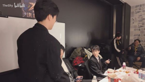 和Ning、Baolan握手的TheShy~ ps:建议把TheShy和这次的发型师狠狠焊死