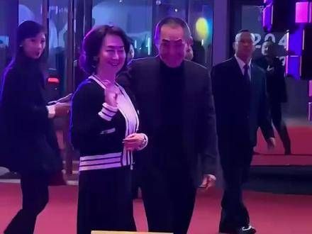张艺谋、霍震霆、霍启刚、郭晶晶等人助阵何超琼演出的首映礼,现场气氛热烈