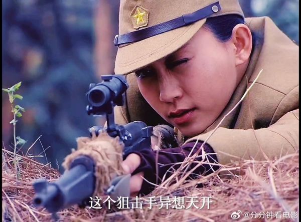 敌人藏在暗处放冷枪,连长仅用一顶钢盔便巧妙进行反击