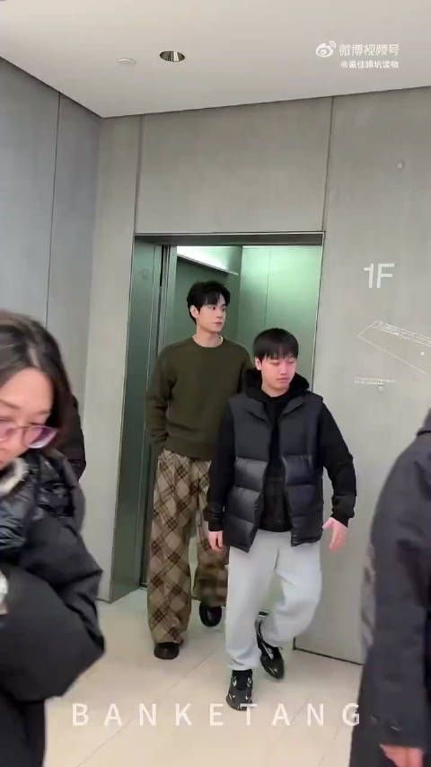 胡一天有着一张帅气的脸,面部折叠度堪称完美…