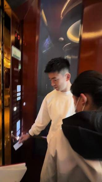 听到了吗?有人说郑思维比你帅,但郑思维很维护你呢