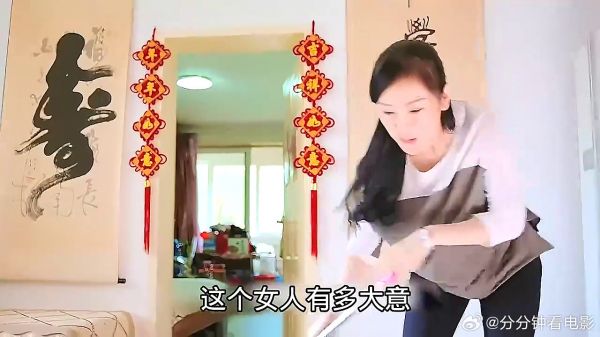 母亲也太粗心了,竟然把小男孩独自留在屋内