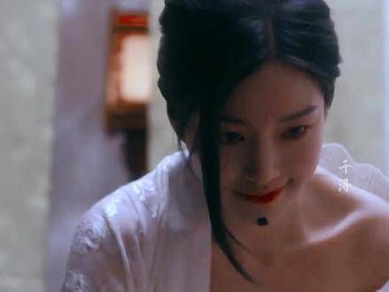 又纯又欲的感觉就是这样吧!扎头发的那段真是太迷人了!