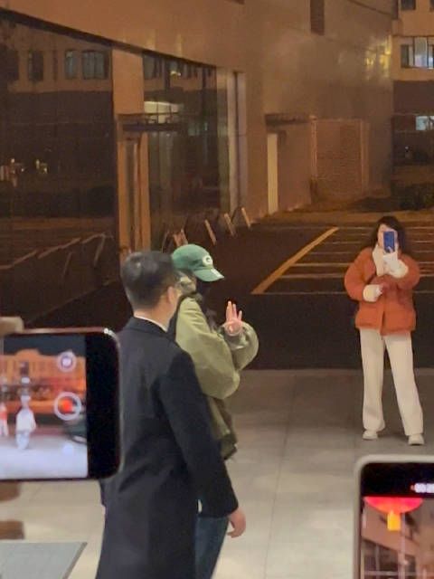 今天南京现场好多蜜蜂见到啦,幂慢慢的走过去挥手 辛苦啦