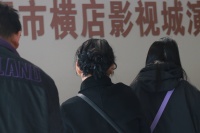 退休后去横店演短剧的老年人：背50个绕口令重学拼音，一天片酬两百为自己造梦