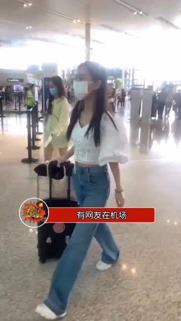 网友偶遇baby带着小海绵外出度假,视频里,baby身着休闲装走在前面…