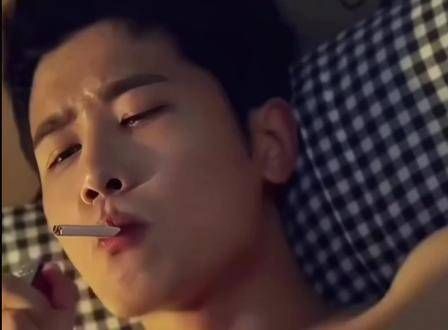 床上抽烟的场景,喜欢朱亚文的还是这一幕?哈哈!