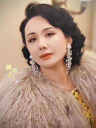 爱老公胜过爱儿子的大概不多吧，算是一位，她美得如同红玫瑰，勇敢而热烈