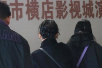 退休后去横店演短剧的老年人