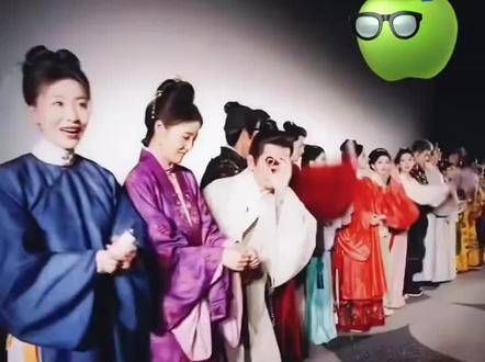 在最后,九重紫小紫聚齐了所有的主创演员,这在内娱是独一无二的