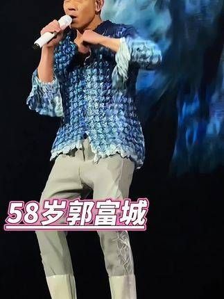 郭富城真是舞王,跳舞就像在玩耍一样,松弛感十足,58岁还能保持这种状态…