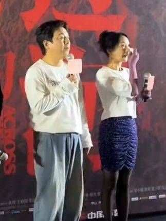 黄渤现身重庆路演,上台时意外摔倒,凭借高情商巧妙化解了尴尬场面…