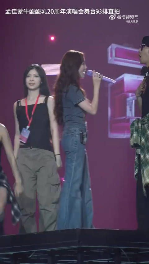 孟佳气质稳健,骨子里透出的坚韧令人钦佩