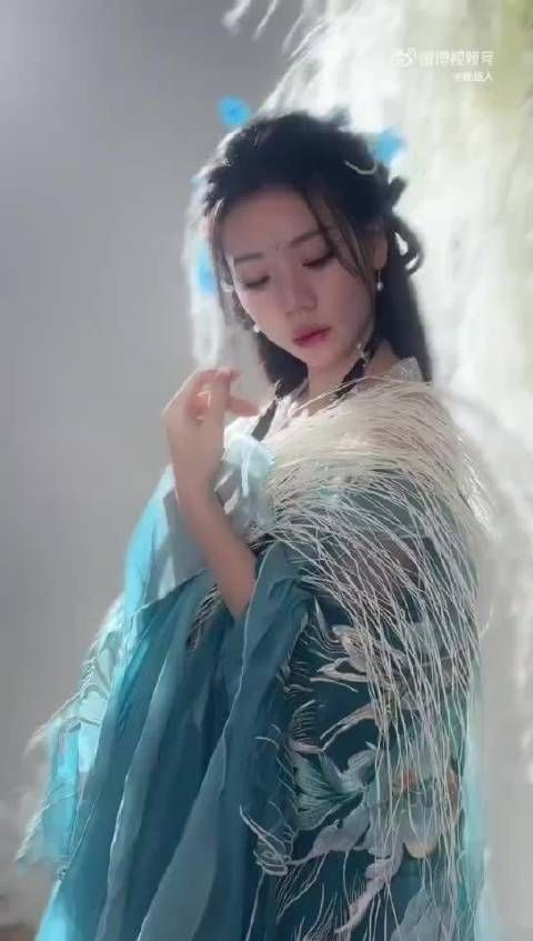 张紫宁太适合湖蓝色的,淡淡的仙女的即视感感觉下一秒就要羽化成仙…