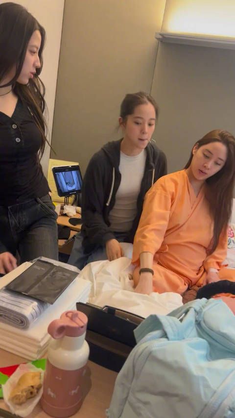欧阳妮妮准备待产了,欧阳娜娜和娣娣来医院陪同…