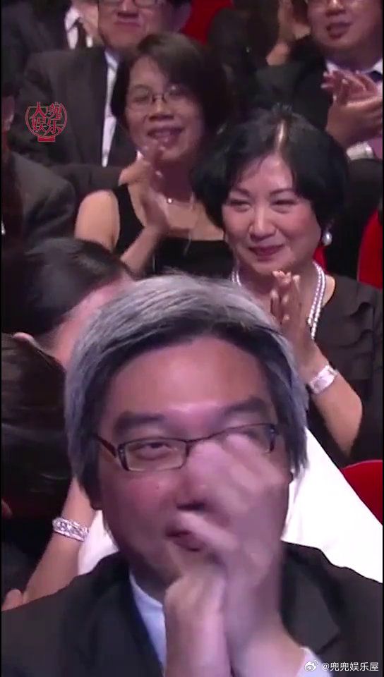 当年张柏芝 相拥,感动的热泪盈眶,怎么看他们都是最般配的,曾经金童玉女