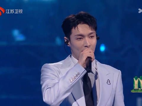 张艺兴完美表演中耳返有问题,请佩服其专业素养