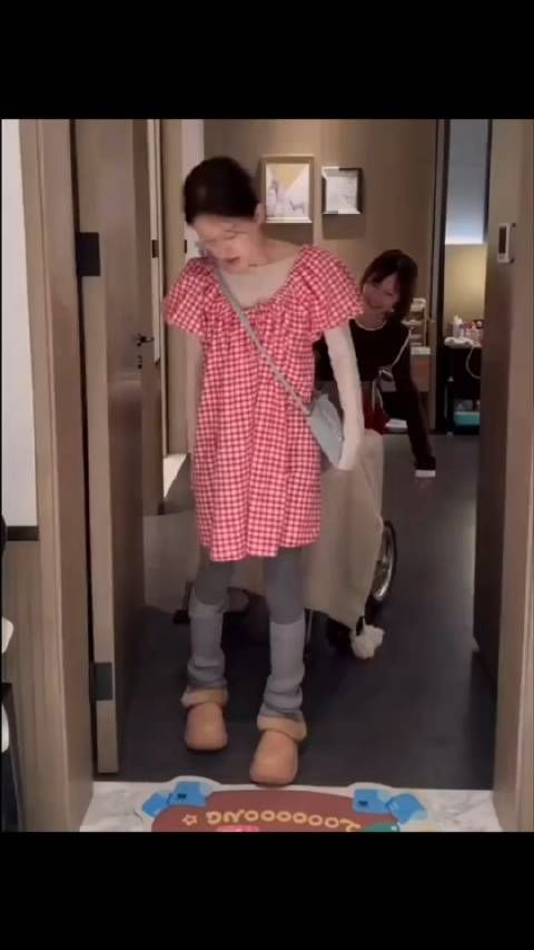 邓紫棋在赵露思视频下面评论了,“新年快乐妹妹!赶快好起来!”