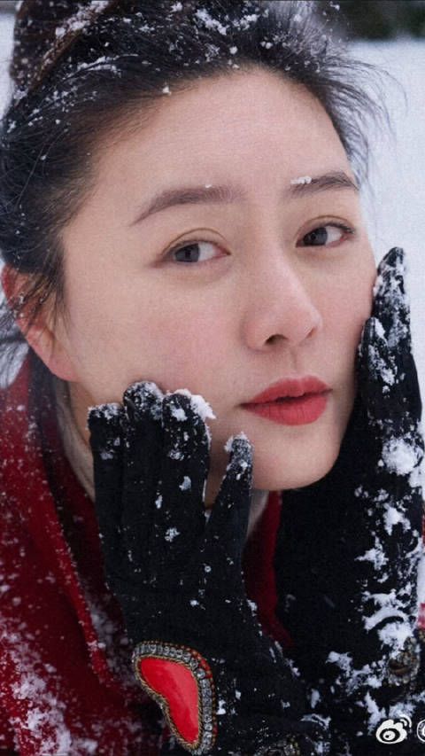 田海蓉新年第一组营业照来啦,雪景大片九宫格,一整个被美到了…
