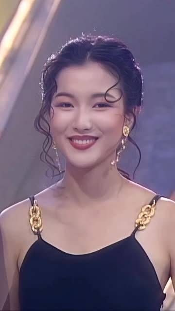 她那迷人的面容,带着一丝婴儿肥,让人难以忘怀