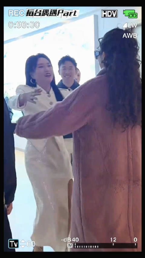 戚薇你在跨年夜到底贴了多少个好妹妹啊!