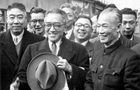 文学大师死后，遗产只有藏书。妻子抱怨：一生装得像个慈善家