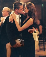 “史密斯夫妇”皮特与朱莉正式离婚，遭受背叛的安妮斯顿笑到最后