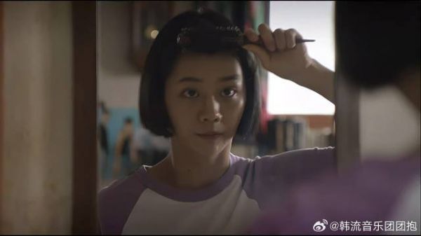 高中生女孩,照镜子细心打扮,简直太可爱