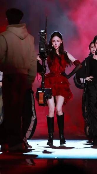在湖南卫视跨年晚会上的舞蹈表演真的太美了,宛如夜空中最亮的星…