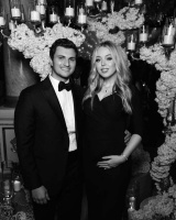 特朗普30岁小女儿手捧孕肚回娘家，风格像梅拉尼娅，带上了婆家人