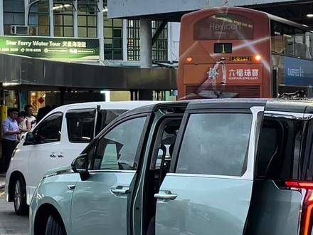 在香港街头漫步时,意外遇到了谭校长