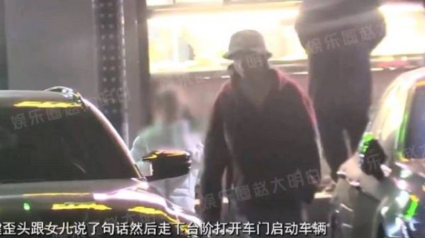 董子健带女儿与家人聚会,大福扎着双马尾长高不少,随后父女俩一起乘车离开