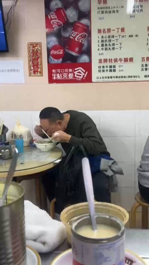 香港果然寸土寸金,不管是罗乐林还是普通人,吃个东西都得把衣服抱在怀里……